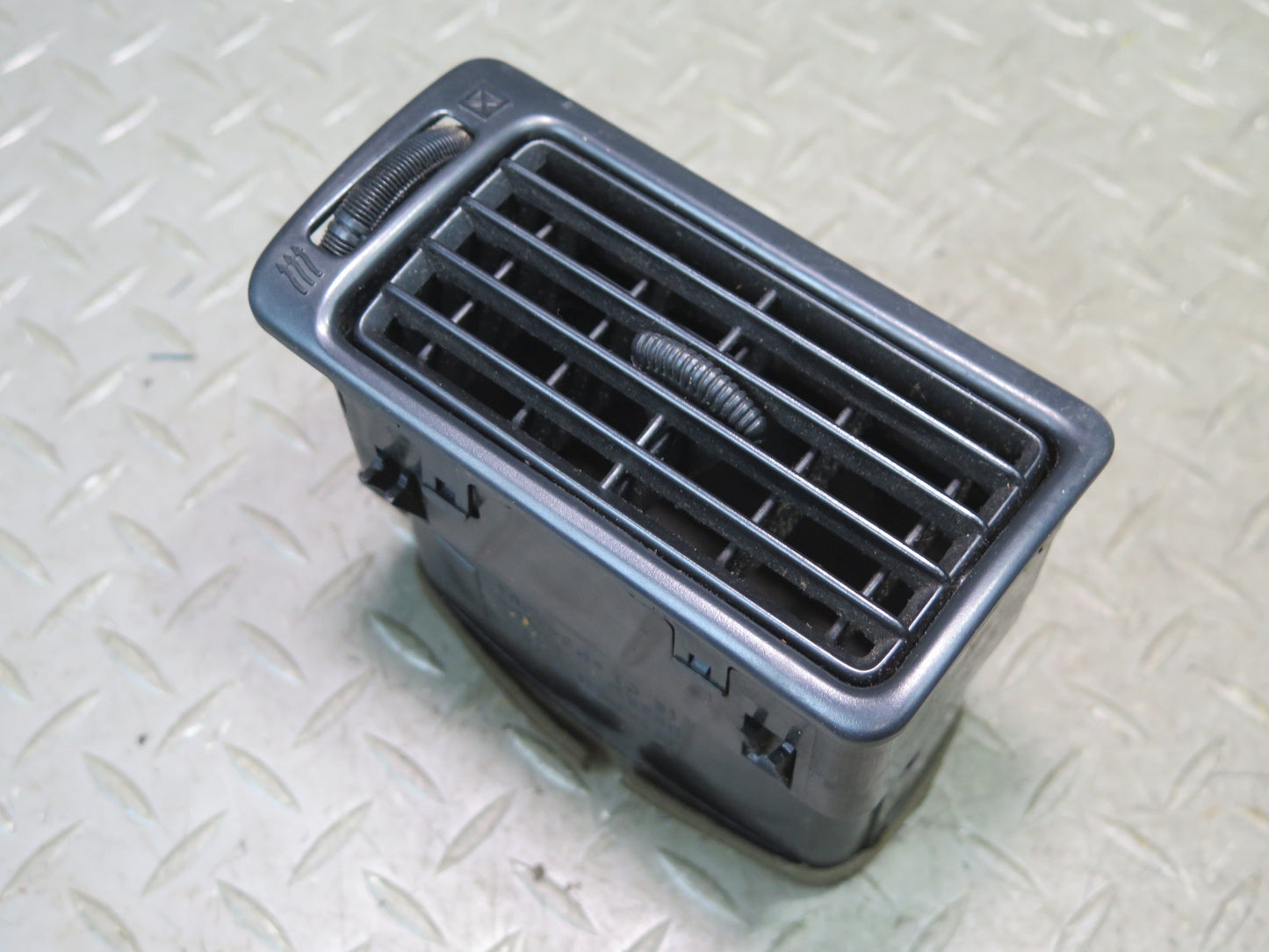 1996-1997 Lexus FZJ80L LX450 Dash Front Right A/C Air Vent Grille 55660-60070