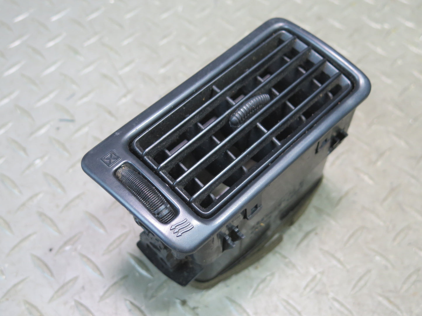 1996-1997 Lexus FZJ80L LX450 Dash Front Right A/C Air Vent Grille 55660-60070