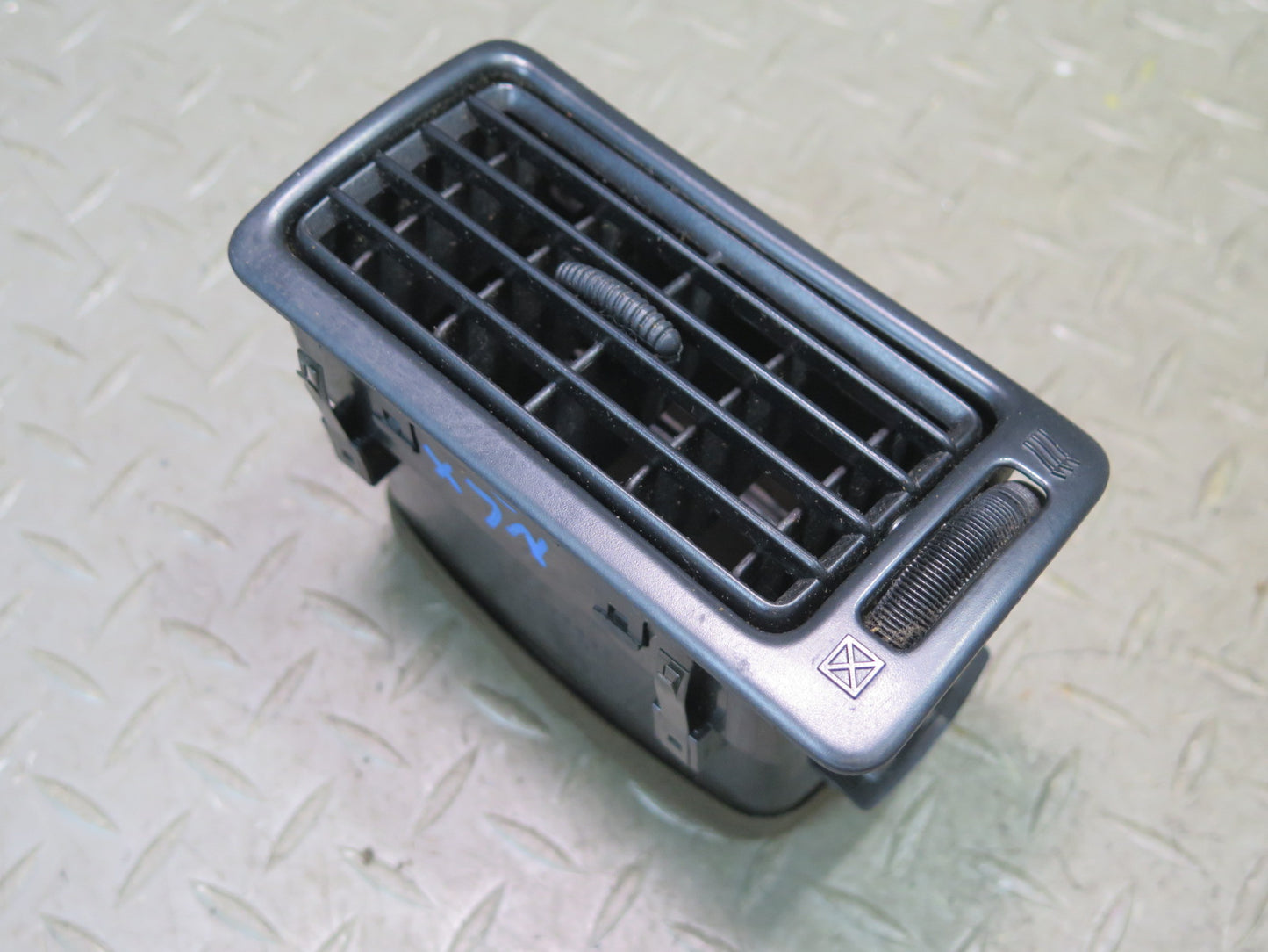 1996-1997 Lexus FZJ80L LX450 Dash Front Right A/C Air Vent Grille 55660-60070