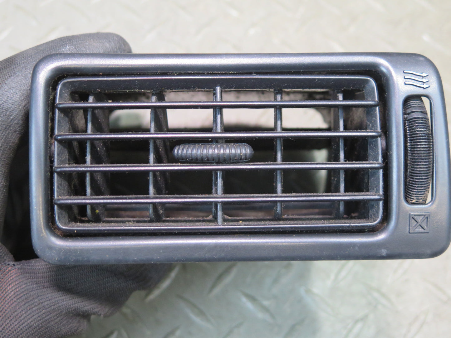 1996-1997 Lexus FZJ80L LX450 Dash Front Right A/C Air Vent Grille 55660-60070