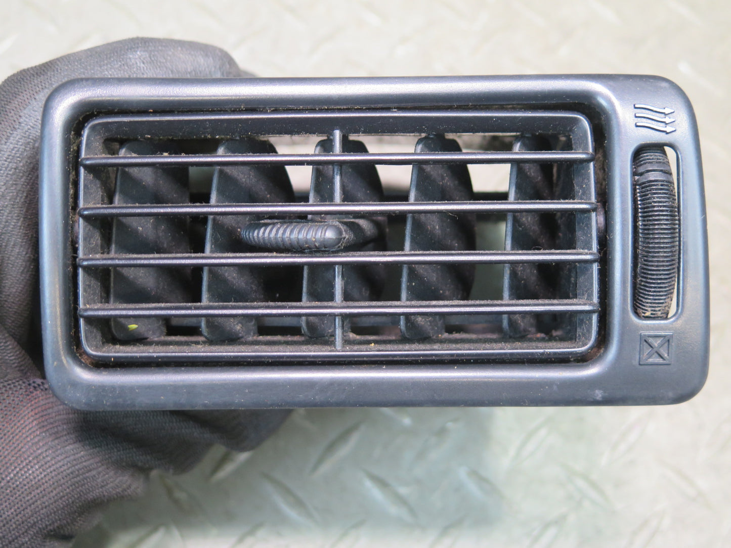 1996-1997 Lexus FZJ80L LX450 Dash Front Right A/C Air Vent Grille 55660-60070