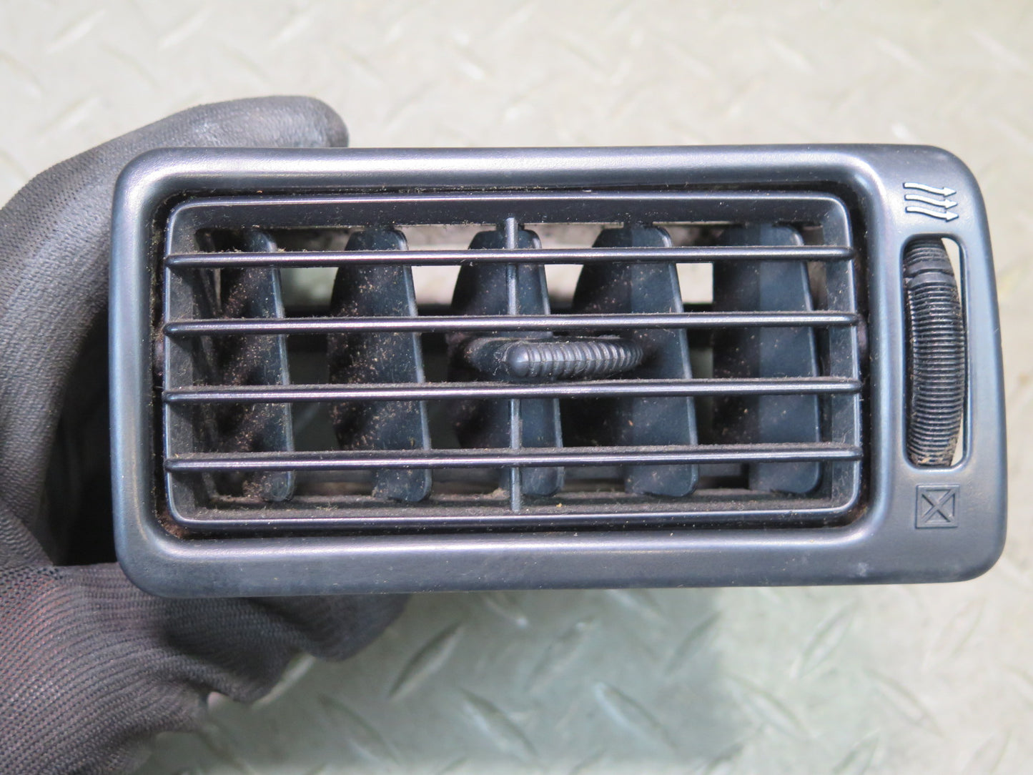 1996-1997 Lexus FZJ80L LX450 Dash Front Right A/C Air Vent Grille 55660-60070