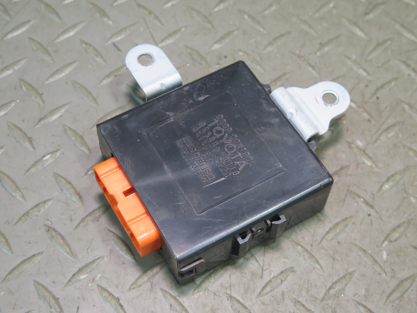 1996-1997 Lexus FZJ80L LX450 Door Relay Control Module 85980-60110
