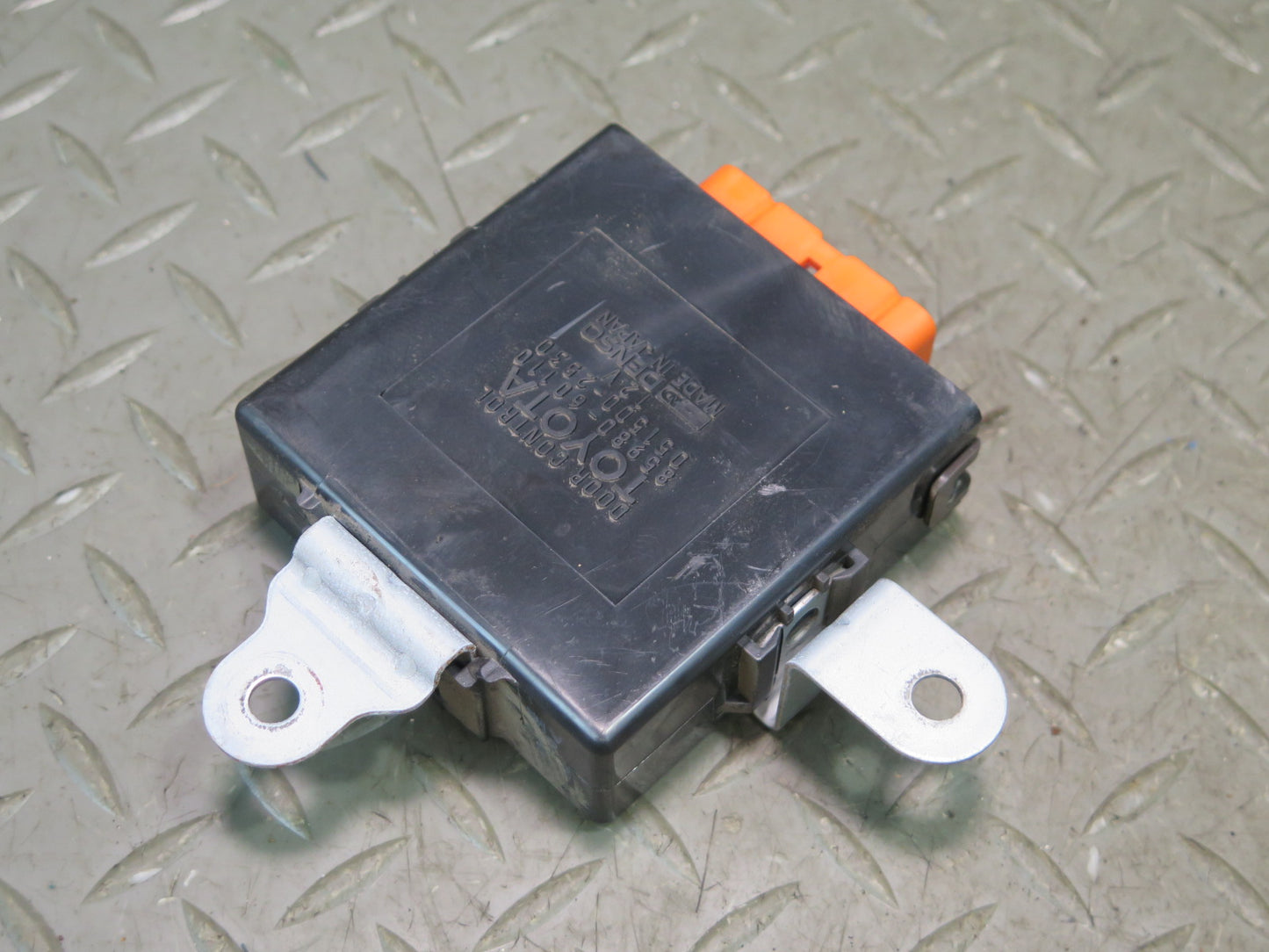 1996-1997 Lexus FZJ80L LX450 Door Relay Control Module 85980-60110