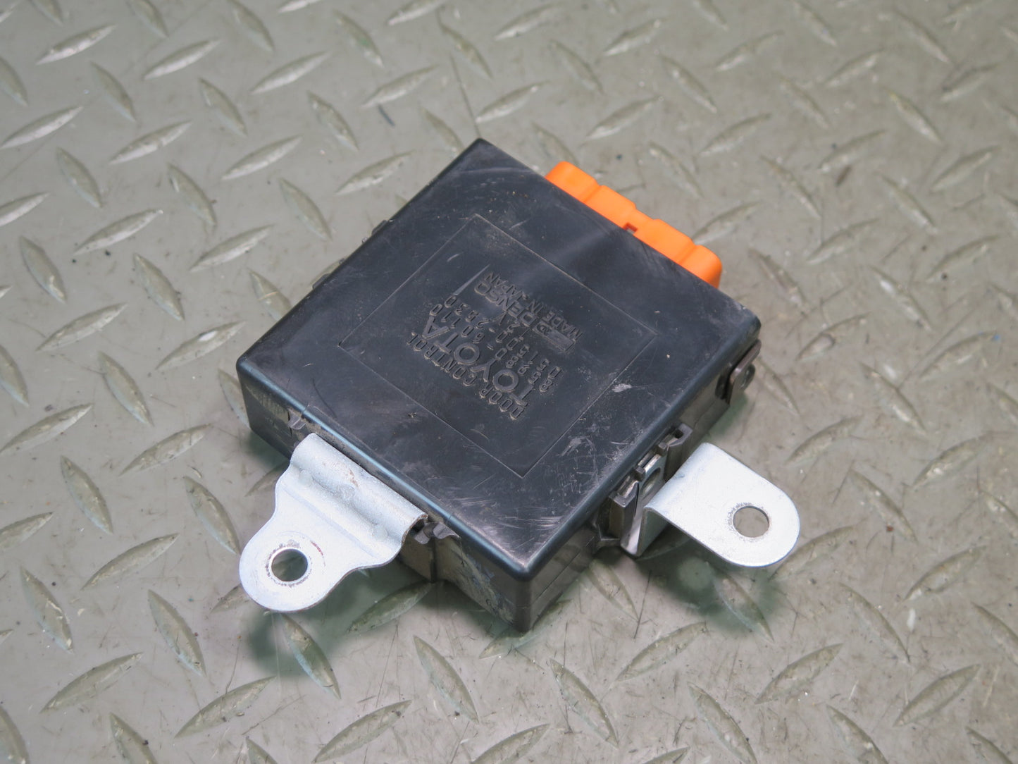 1996-1997 Lexus FZJ80L LX450 Door Relay Control Module 85980-60110