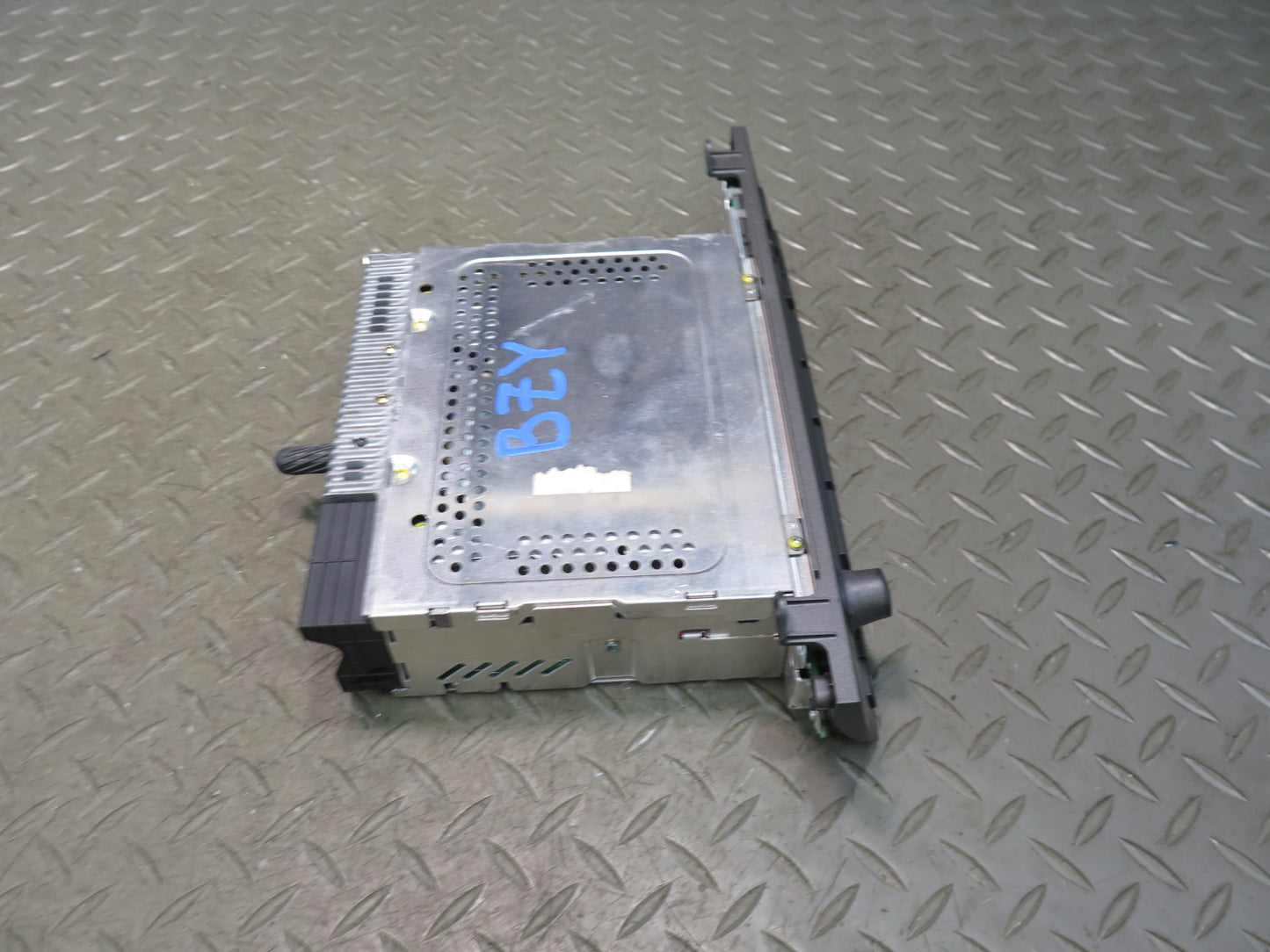 03-05 BMW E85 Z4 Radio Business Stereo CD Player Receiver 6927831 OEM