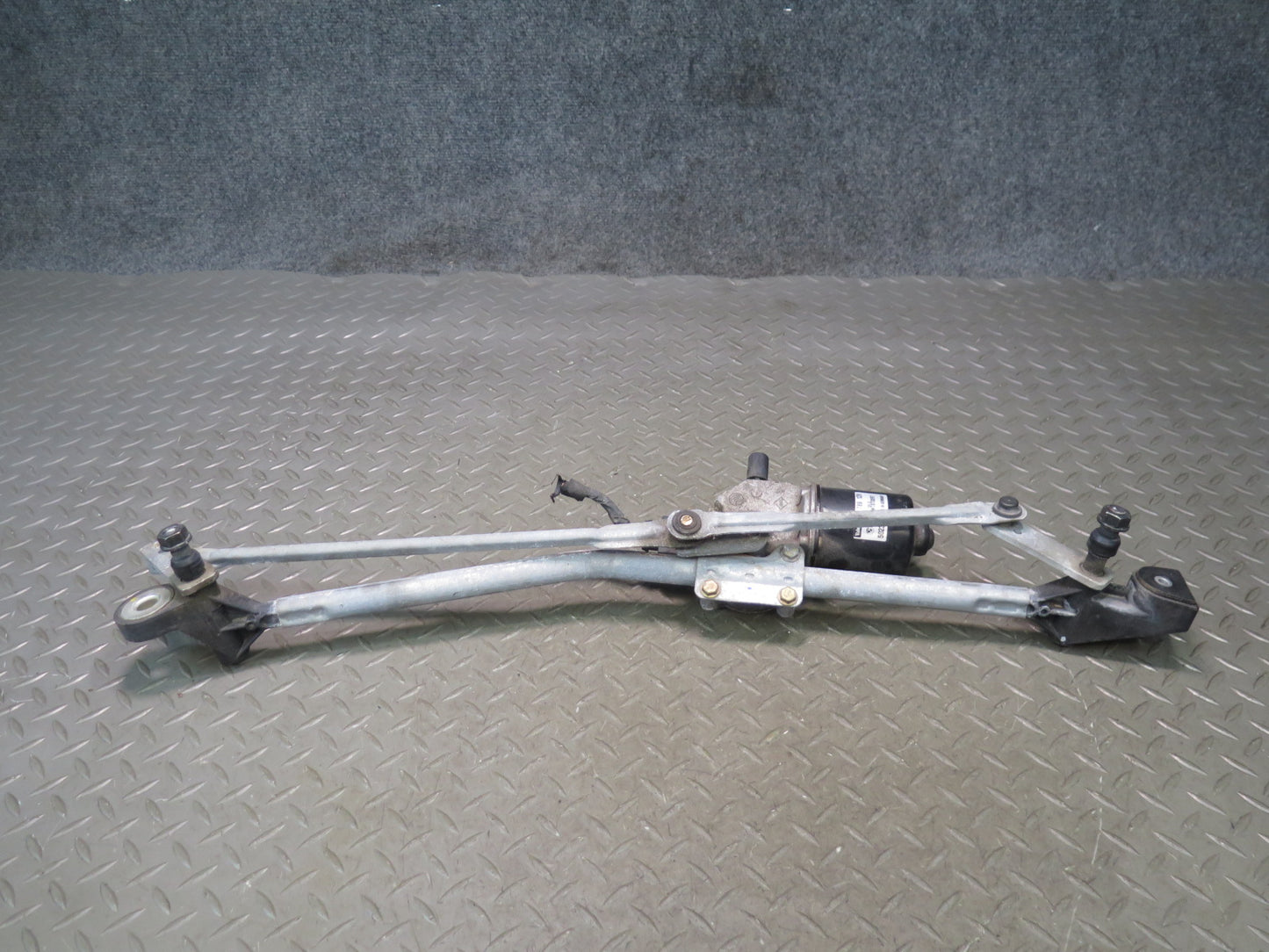 03-08 BMW E85 Z4 Front Windshield Wiper Transmission Linkage w Motor OEM
