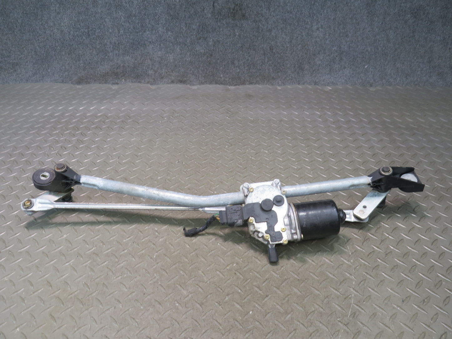 03-08 BMW E85 Z4 Front Windshield Wiper Transmission Linkage w Motor OEM