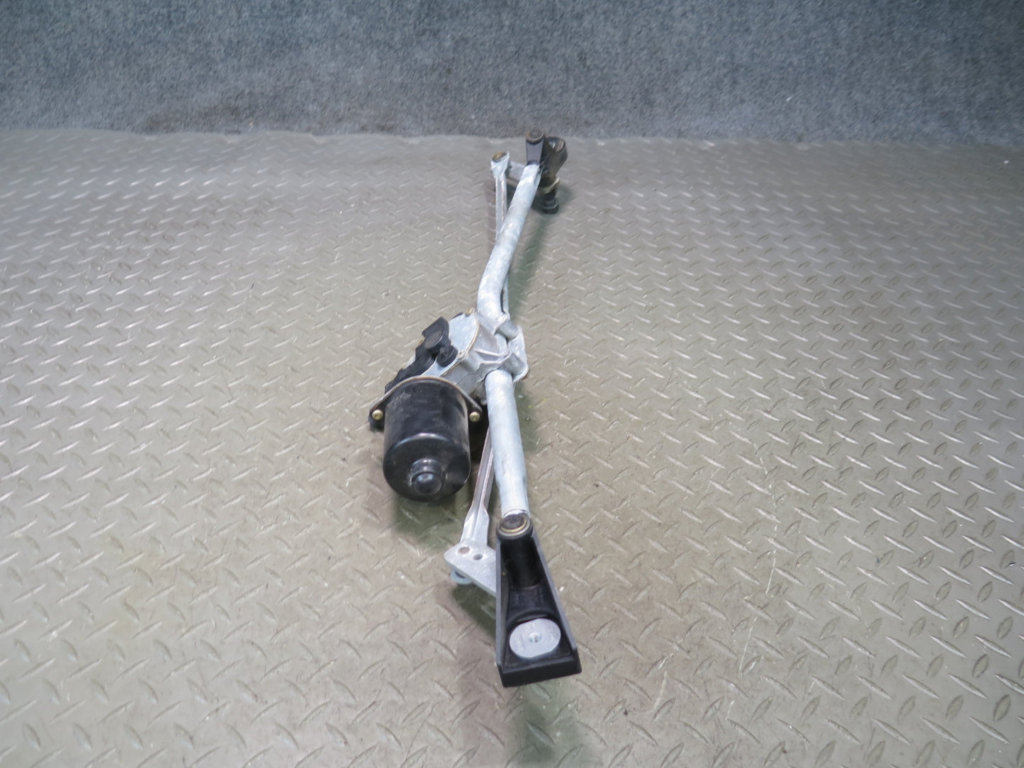 03-08 BMW E85 Z4 Front Windshield Wiper Transmission Linkage w Motor OEM