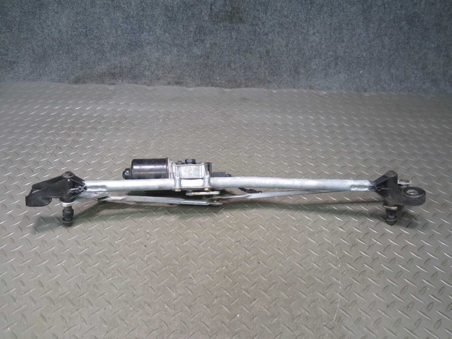 03-08 BMW E85 Z4 Front Windshield Wiper Transmission Linkage w Motor OEM