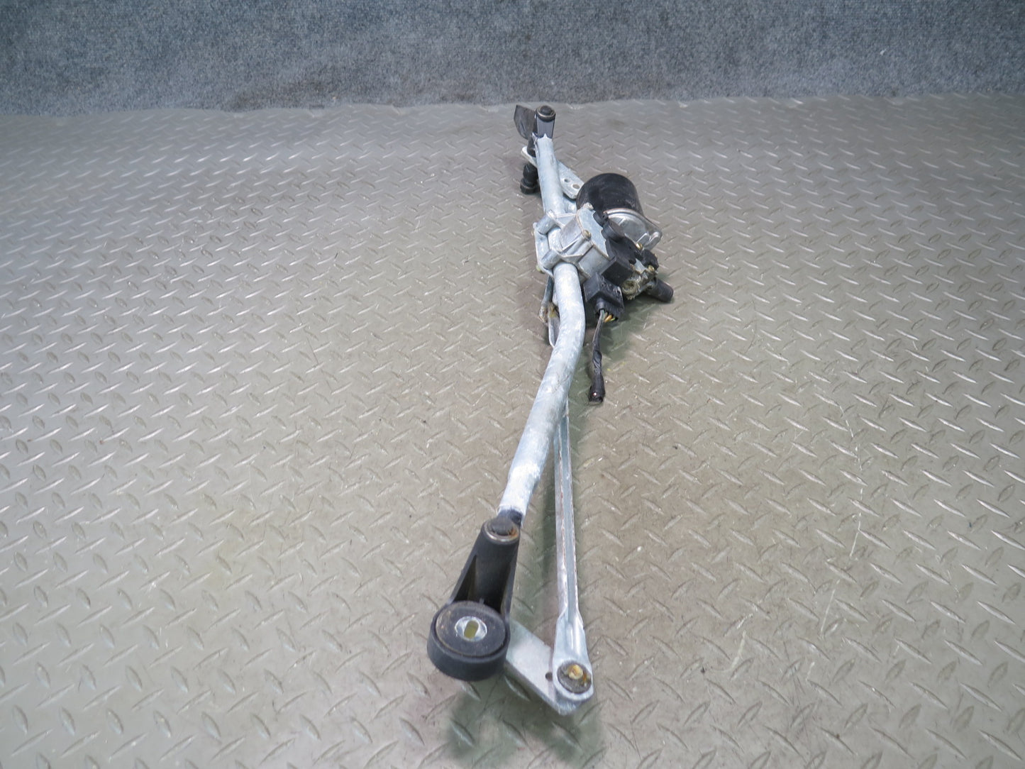 03-08 BMW E85 Z4 Front Windshield Wiper Transmission Linkage w Motor OEM