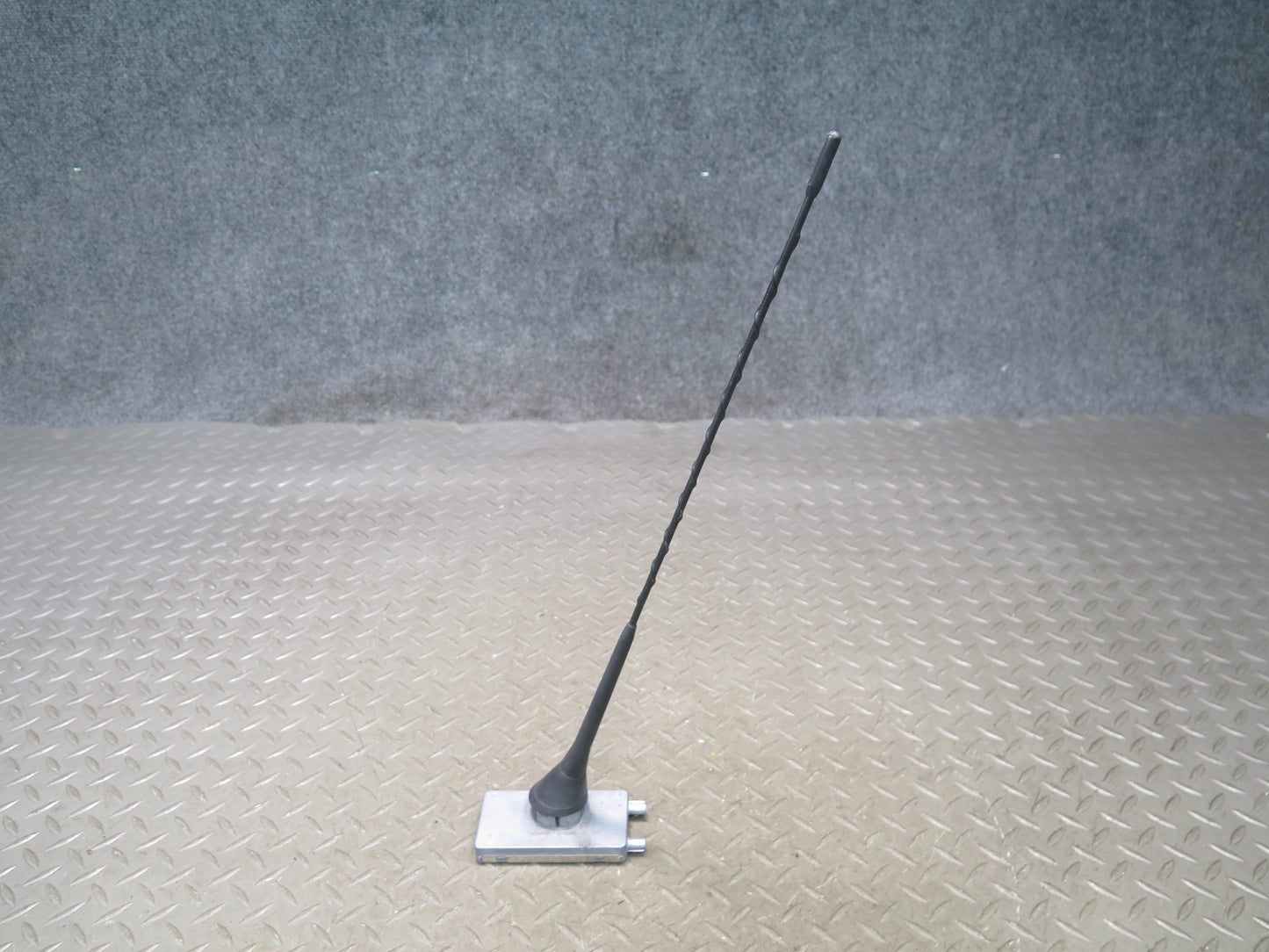 03-08 BMW E85 Z4 AM FM Radio Antenna w Amplifier Receiver Module 6913896 OEM