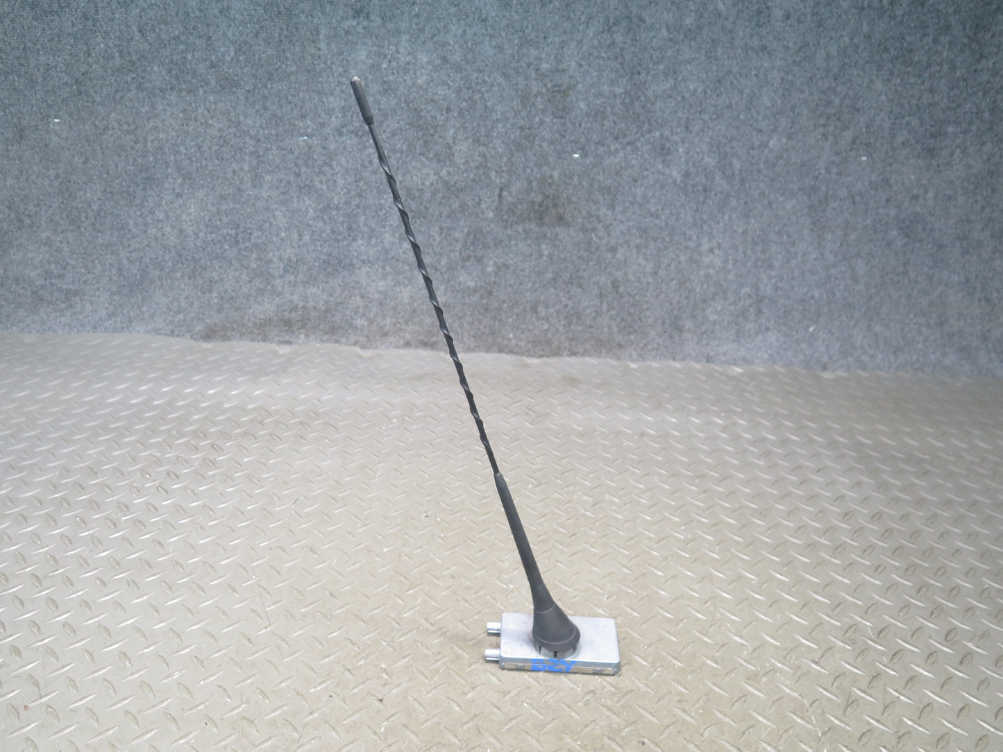 03-08 BMW E85 Z4 AM FM Radio Antenna w Amplifier Receiver Module 6913896 OEM