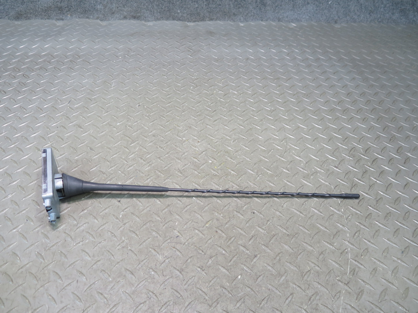 03-08 BMW E85 Z4 AM FM Radio Antenna w Amplifier Receiver Module 6913896 OEM