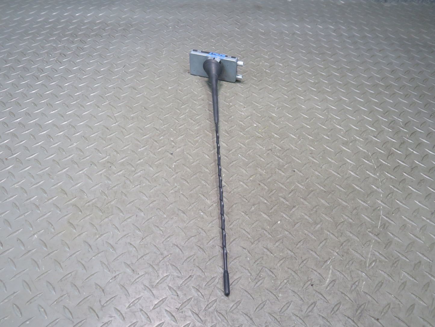 03-08 BMW E85 Z4 AM FM Radio Antenna w Amplifier Receiver Module 6913896 OEM