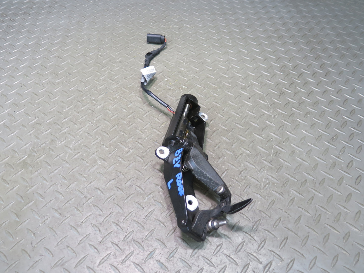 03-08 BMW E85 Z4 Left & Right Soft TOP Lock Latch Mechanism Set OEM