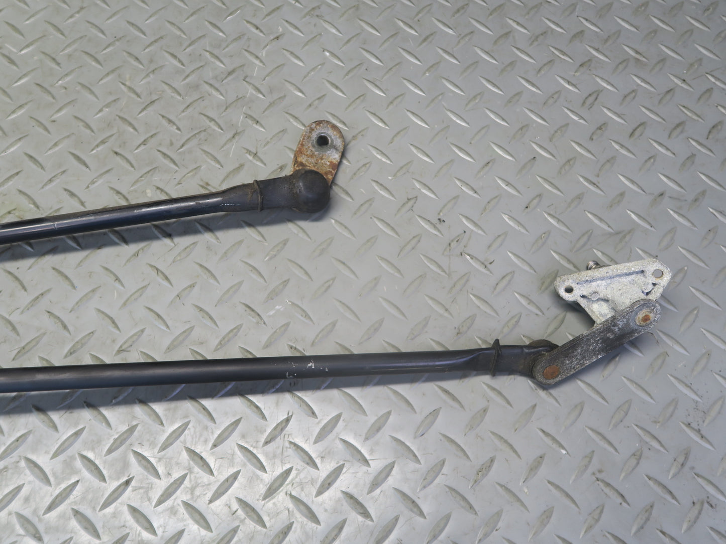 1996-1997 Lexus FZJ80L LX450 Windshield Wiper Transmission Linkage w Motor
