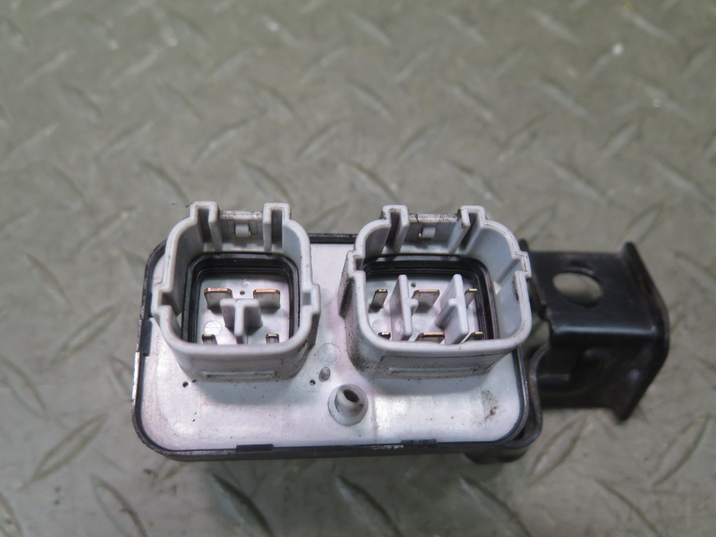 1996-1997 Lexus FZJ80L LX450 ABS Traction Relay Module 88263-12080