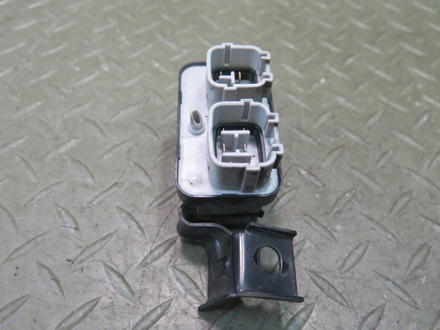 1996-1997 Lexus FZJ80L LX450 ABS Traction Relay Module 88263-12080
