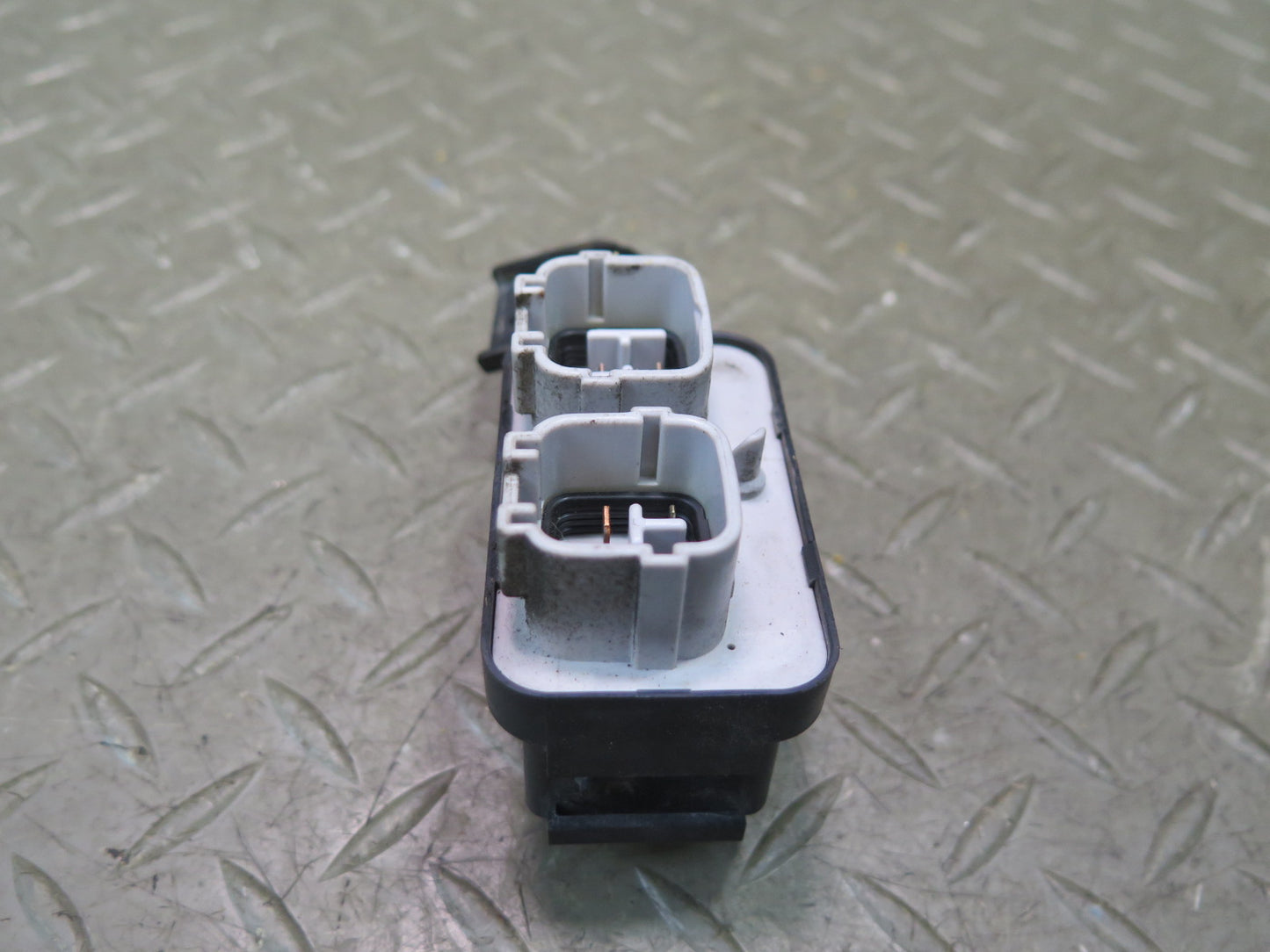 1996-1997 Lexus FZJ80L LX450 ABS Traction Relay Module 88263-12080