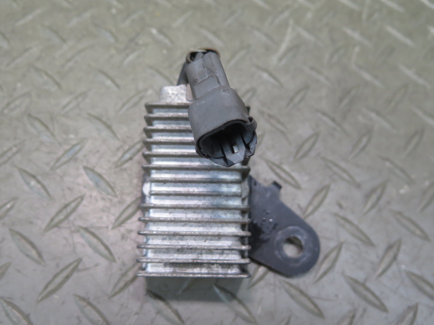 1996-1997 Lexus FZJ80L LX450 Fuel Pump Resistor Module 23080-66030