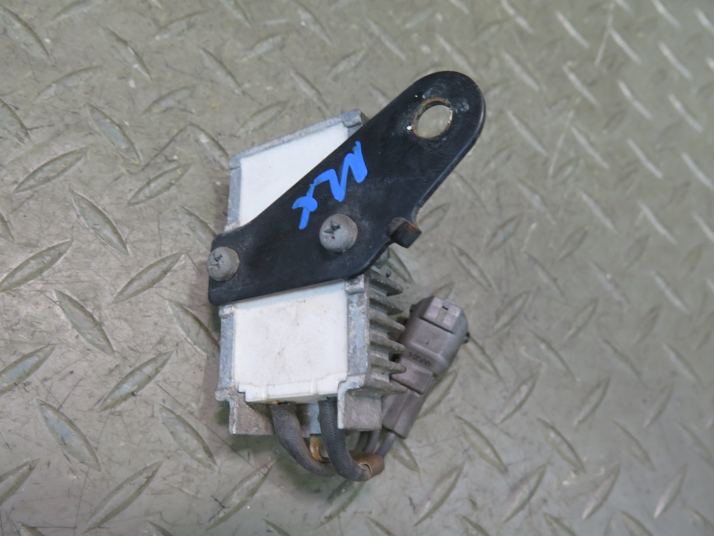 1996-1997 Lexus FZJ80L LX450 Fuel Pump Resistor Module 23080-66030