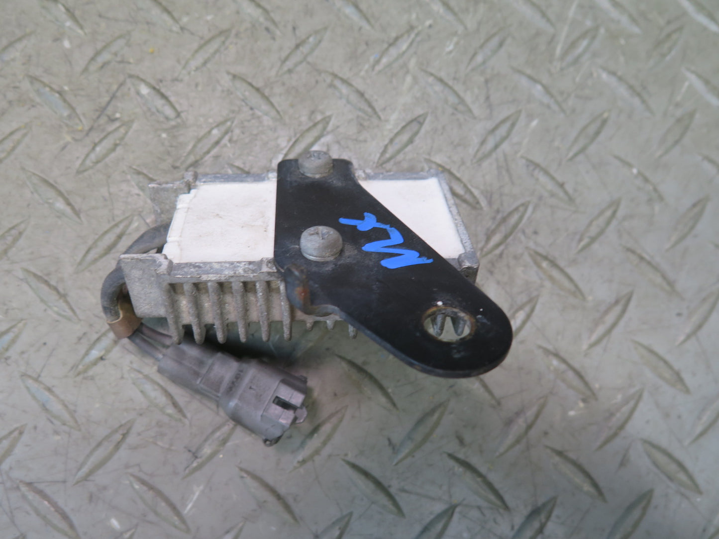 1996-1997 Lexus FZJ80L LX450 Fuel Pump Resistor Module 23080-66030
