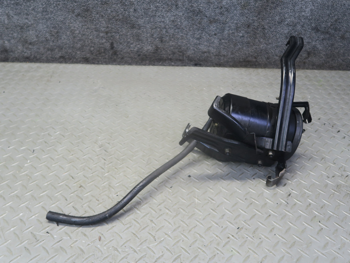 1996-1997 Lexus FZJ80L LX450 Fuel Evap Vapor Charcoal Canister 77740-60350