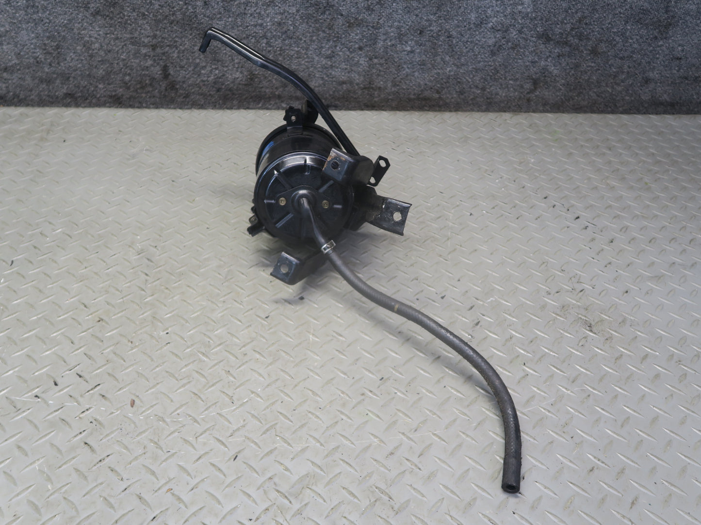 1996-1997 Lexus FZJ80L LX450 Fuel Evap Vapor Charcoal Canister 77740-60350