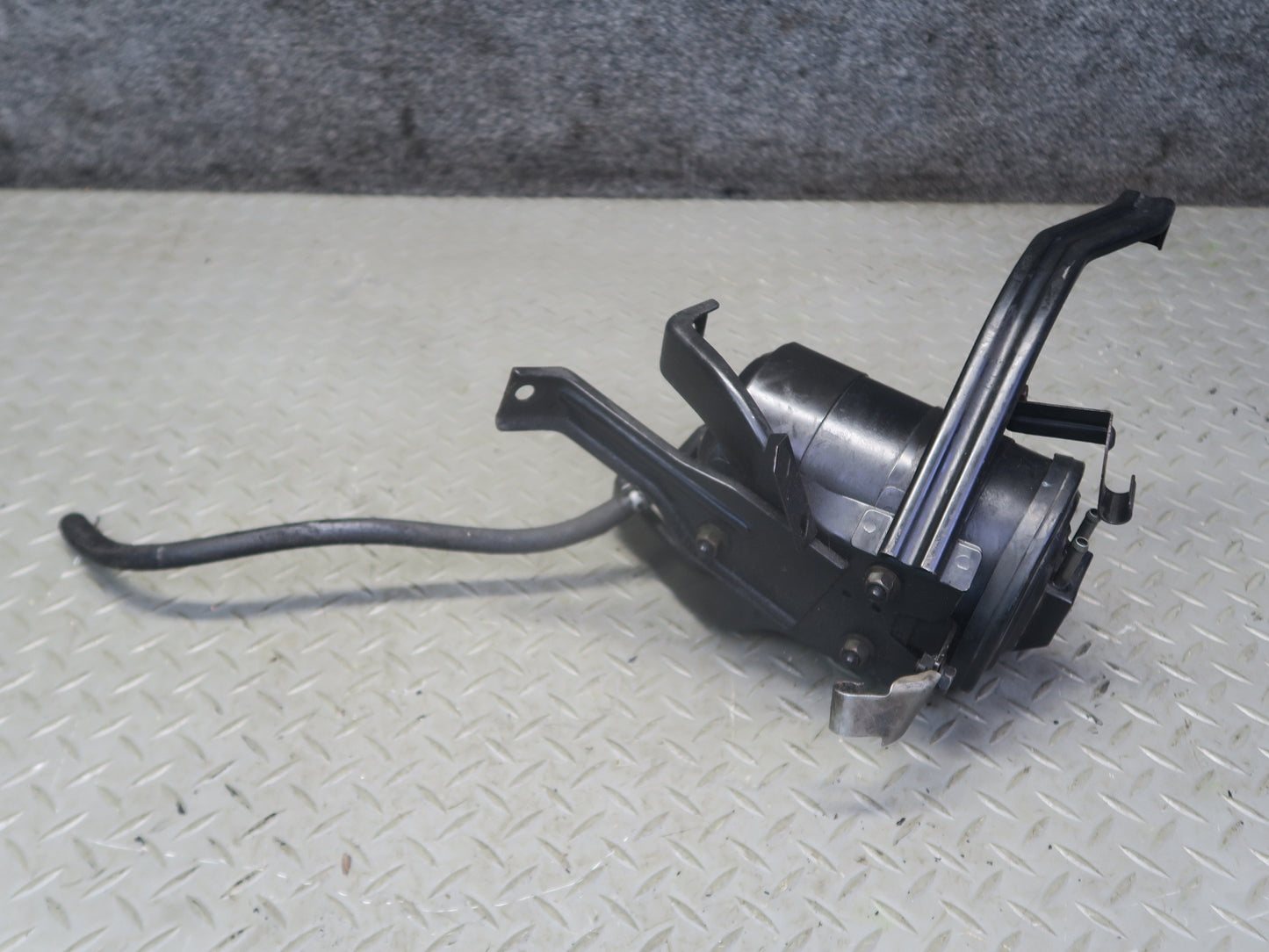1996-1997 Lexus FZJ80L LX450 Fuel Evap Vapor Charcoal Canister 77740-60350