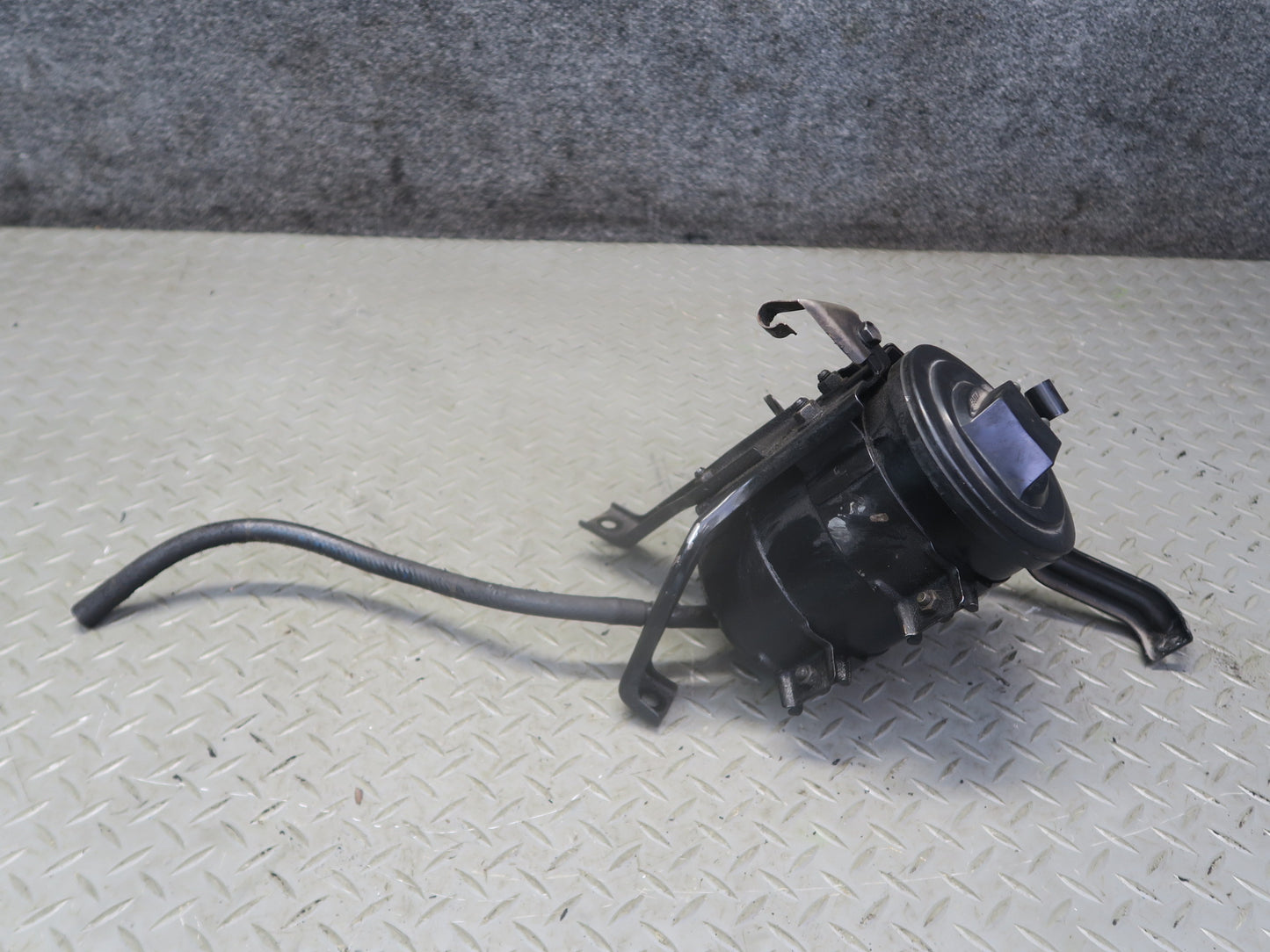 1996-1997 Lexus FZJ80L LX450 Fuel Evap Vapor Charcoal Canister 77740-60350