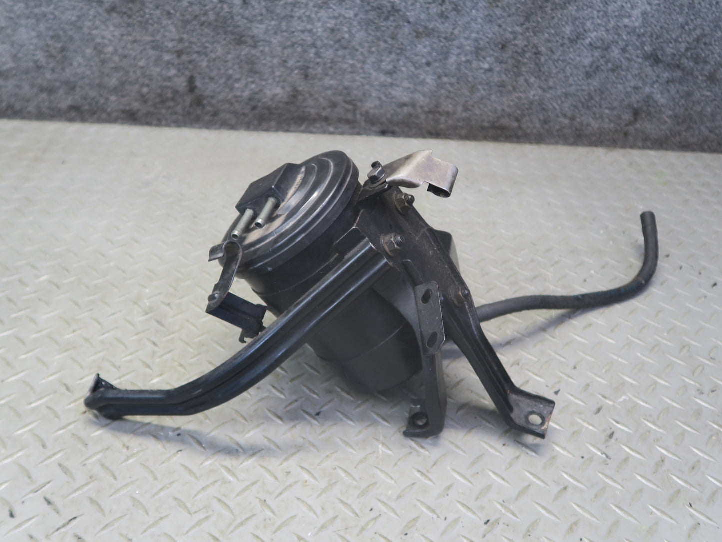 1996-1997 Lexus FZJ80L LX450 Fuel Evap Vapor Charcoal Canister 77740-60350