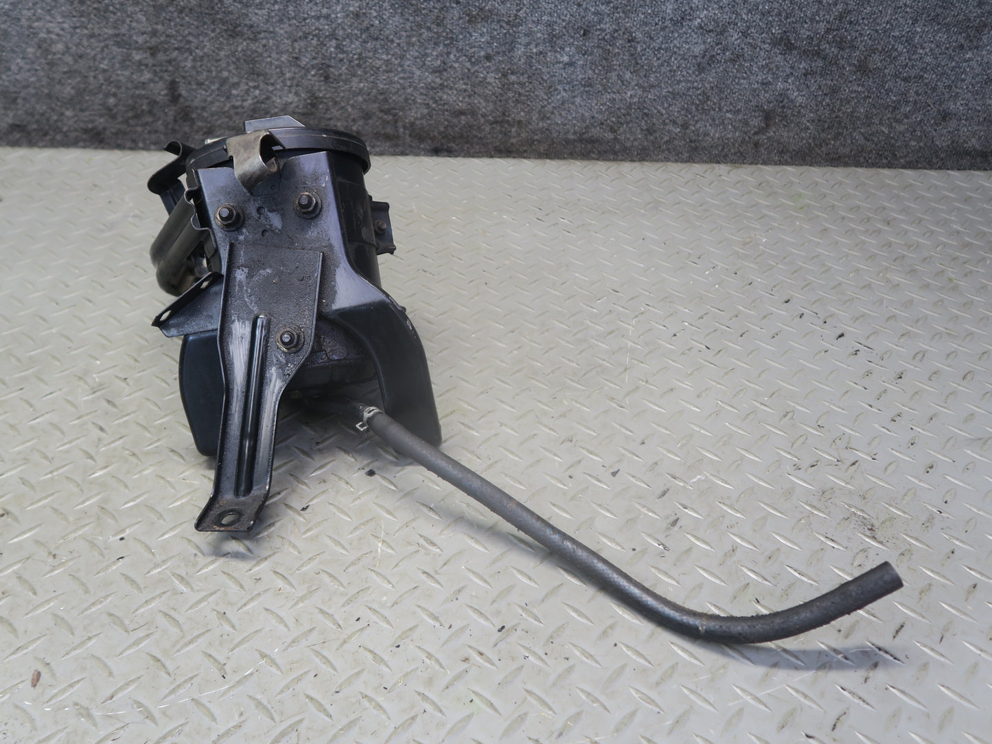 1996-1997 Lexus FZJ80L LX450 Fuel Evap Vapor Charcoal Canister 77740-60350