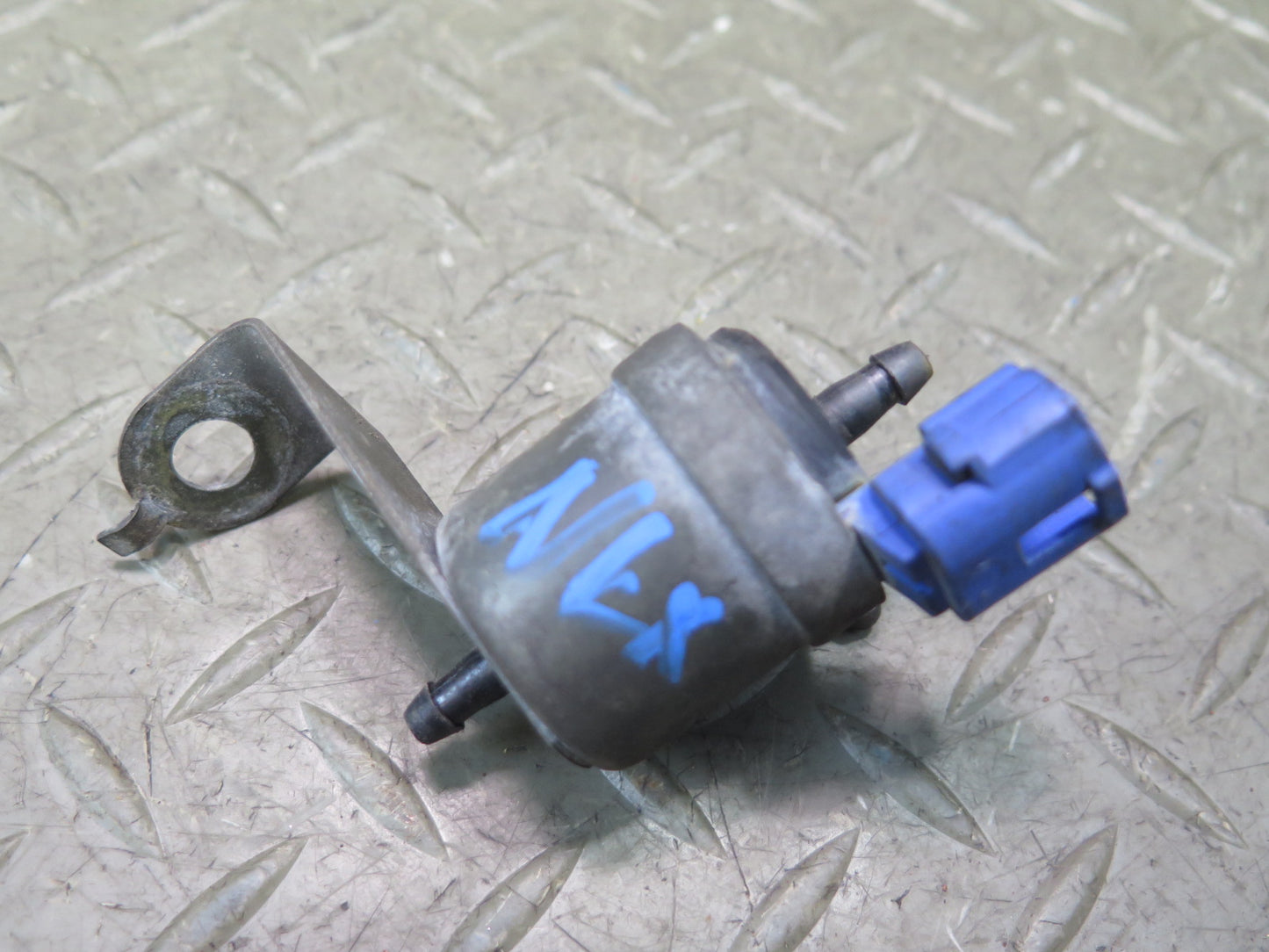 1996-1997 Lexus FZJ80L LX450 Windshield Headlight Washer Fluid Diverter Valve