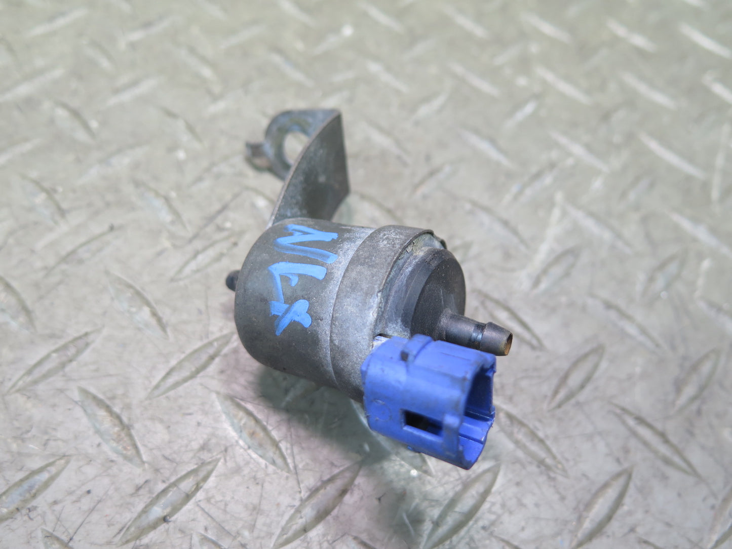 1996-1997 Lexus FZJ80L LX450 Windshield Headlight Washer Fluid Diverter Valve