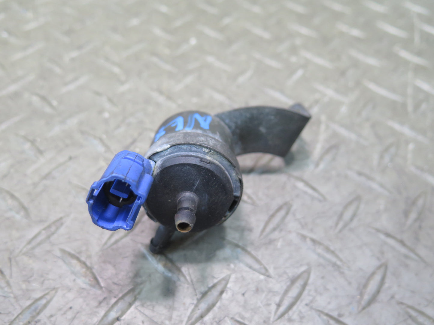 1996-1997 Lexus FZJ80L LX450 Windshield Headlight Washer Fluid Diverter Valve