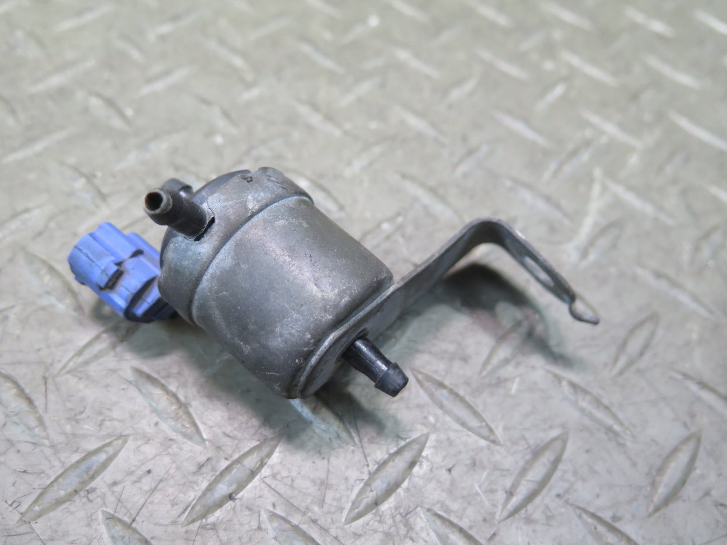 1996-1997 Lexus FZJ80L LX450 Windshield Headlight Washer Fluid Diverter Valve