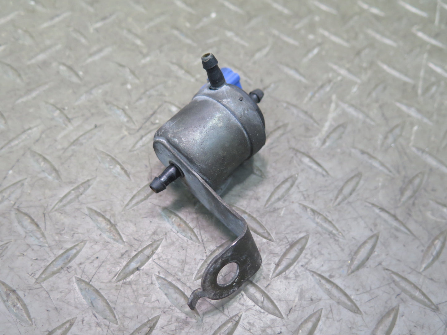1996-1997 Lexus FZJ80L LX450 Windshield Headlight Washer Fluid Diverter Valve