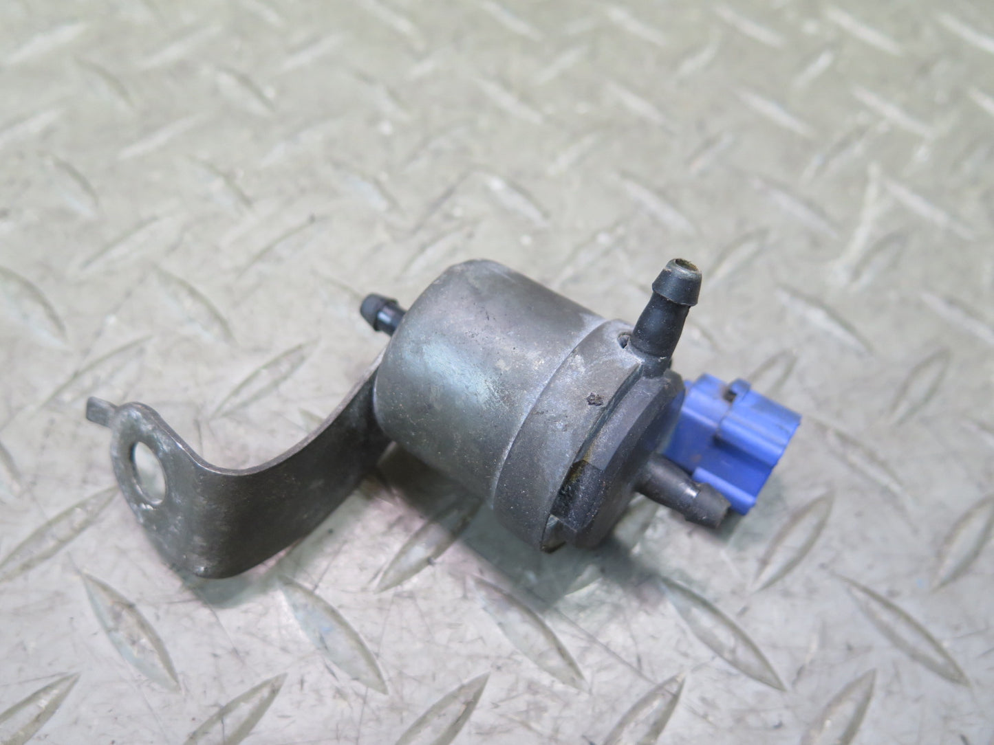 1996-1997 Lexus FZJ80L LX450 Windshield Headlight Washer Fluid Diverter Valve