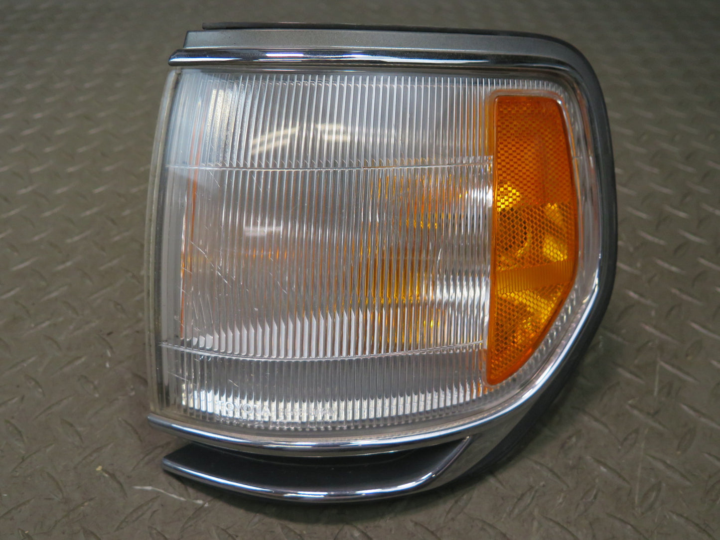 1996-1997 Lexus FZJ80L LX450 Front Left Corner Parking Turn Signal Light Lamp
