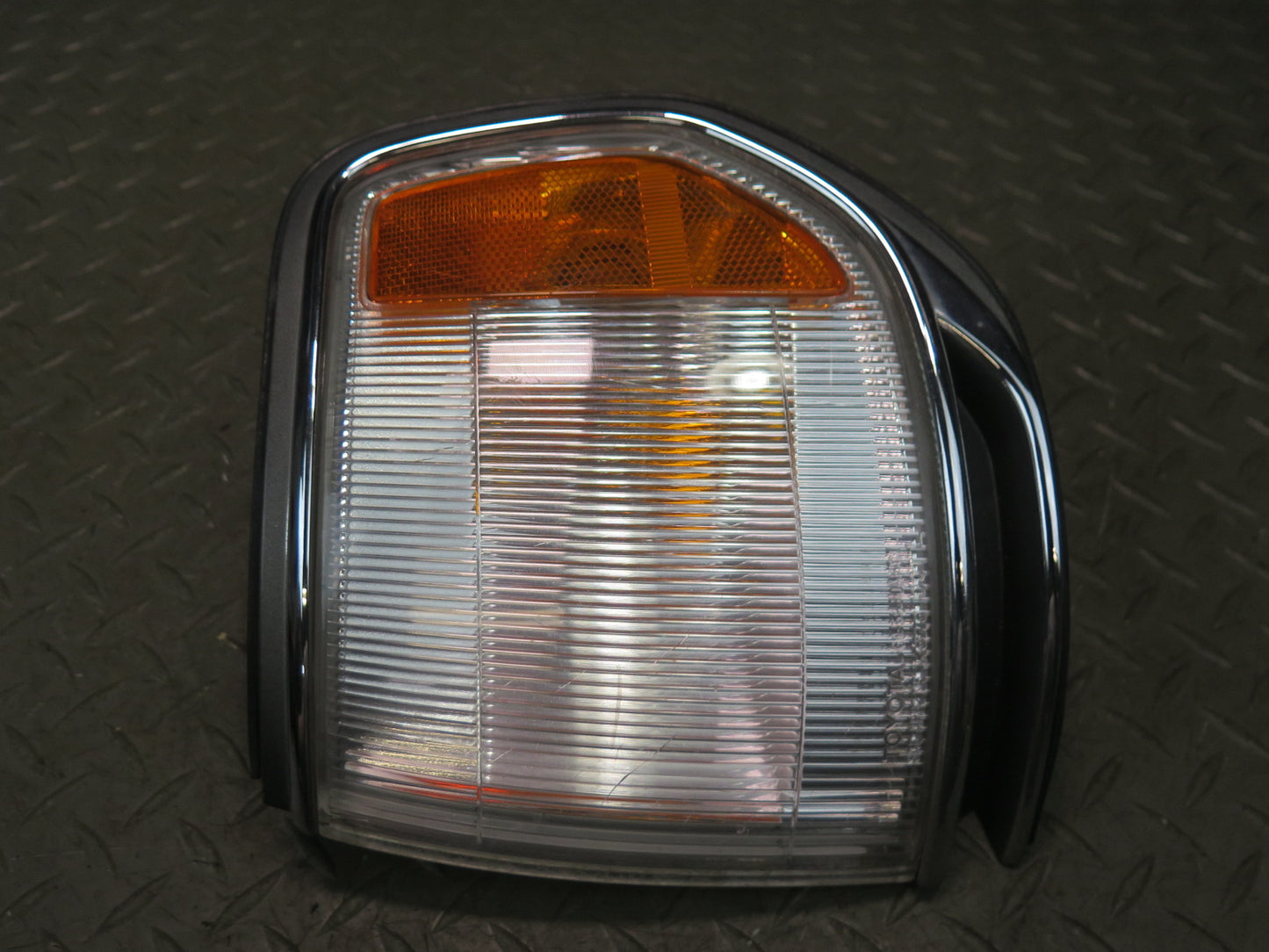 1996-1997 Lexus FZJ80L LX450 Front Left Corner Parking Turn Signal Light Lamp