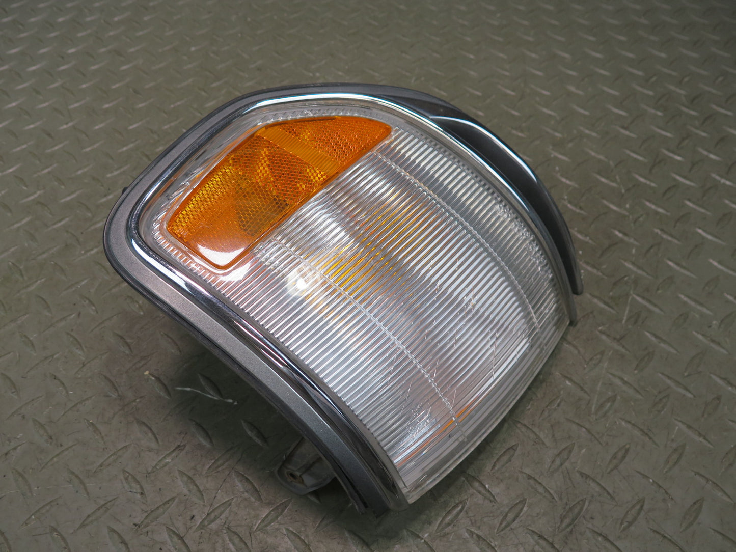1996-1997 Lexus FZJ80L LX450 Front Left Corner Parking Turn Signal Light Lamp