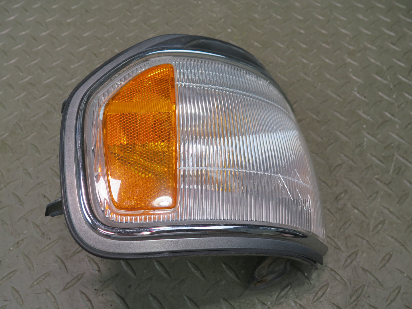 1996-1997 Lexus FZJ80L LX450 Front Left Corner Parking Turn Signal Light Lamp