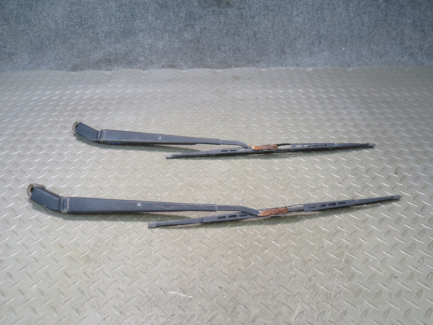 1996-1997 Lexus FZJ80L LX450 Front Left & Right Windshield Wiper Arm Set of 2