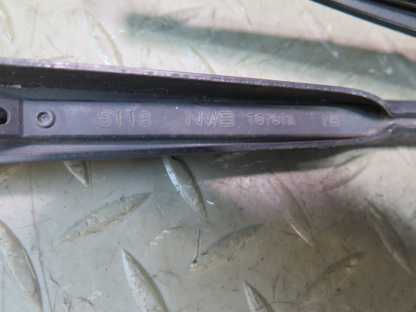 1996-1997 Lexus FZJ80L LX450 Front Left & Right Windshield Wiper Arm Set of 2