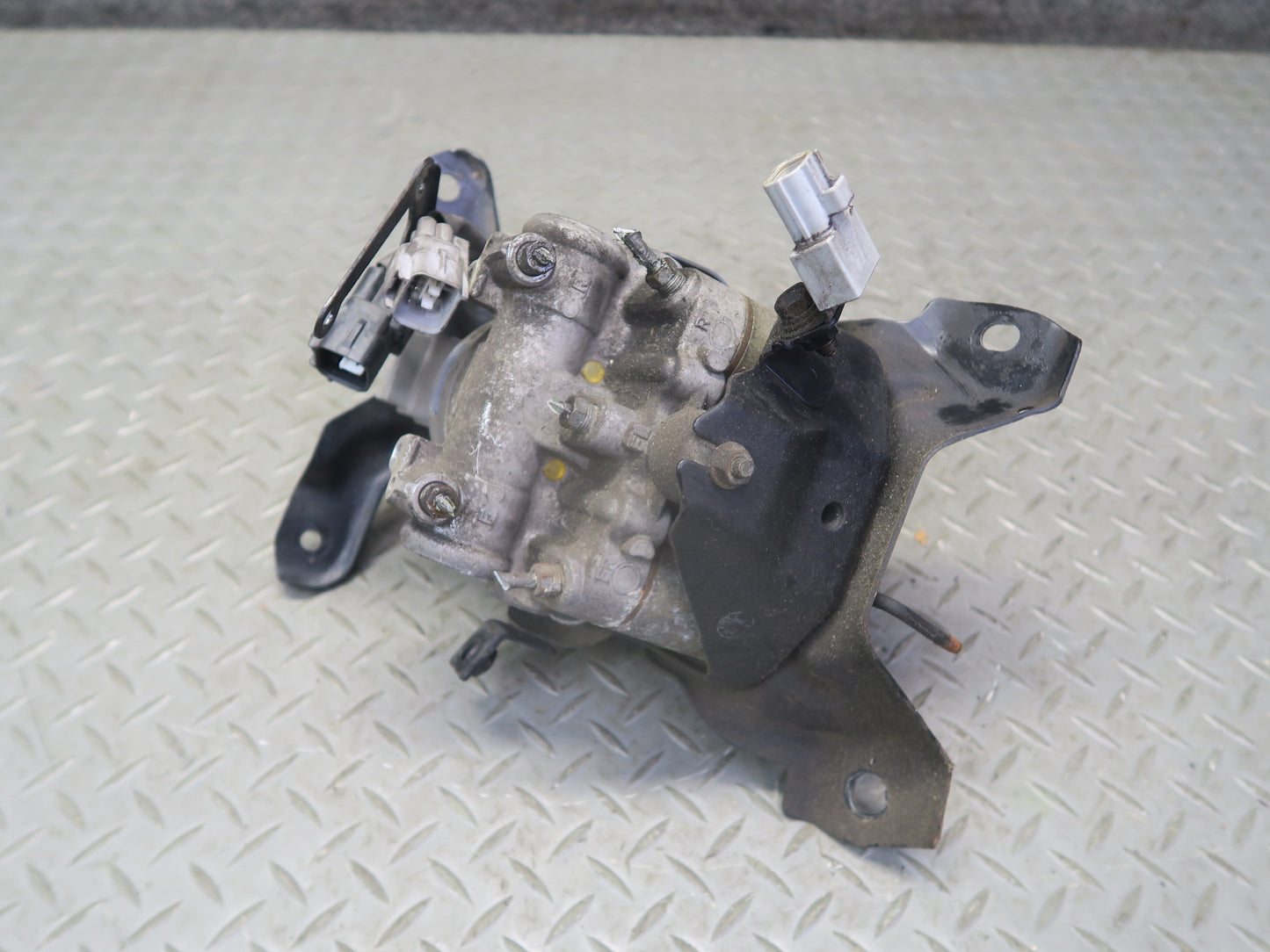 1996-1997 Lexus FZJ80L LX450 Anti Lock Brake ABS Actuator Pump 44510-60010
