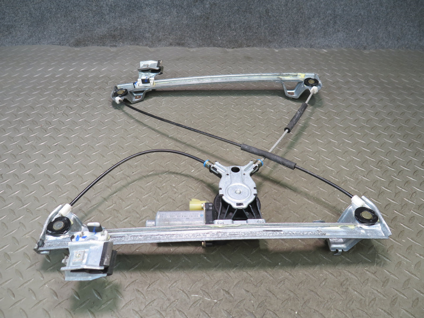 2003-2007 Hummer H2 Front Right Door Window Regulator w Motor