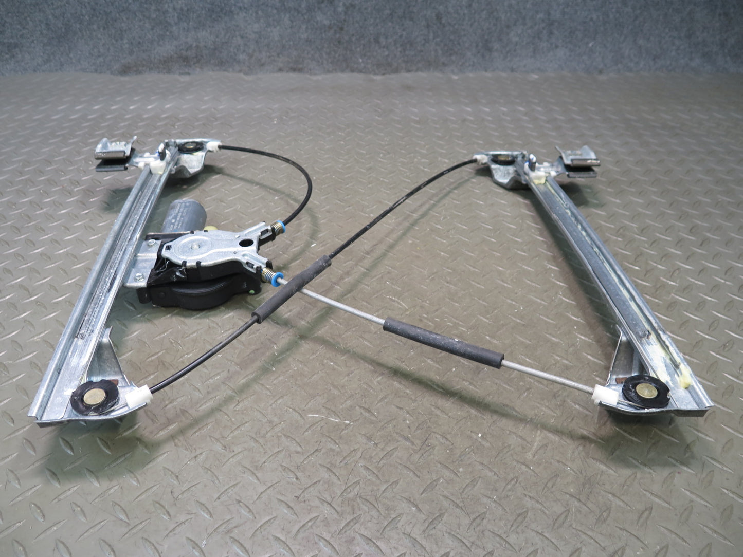 2003-2007 Hummer H2 Front Right Door Window Regulator w Motor