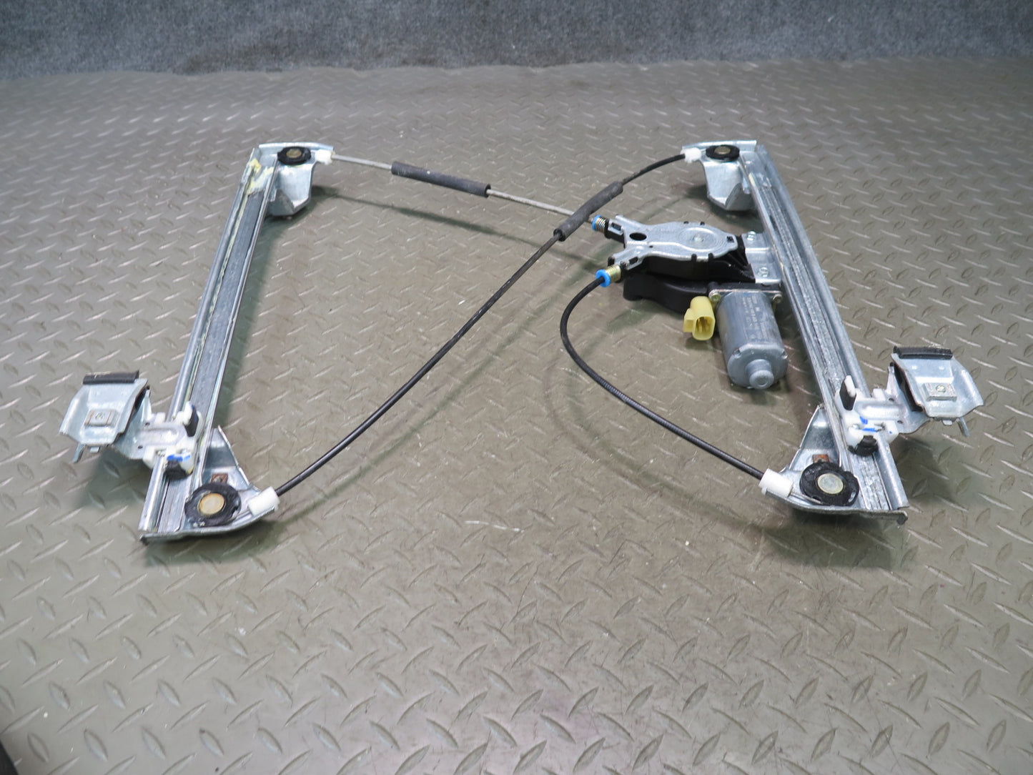 2003-2007 Hummer H2 Front Right Door Window Regulator w Motor