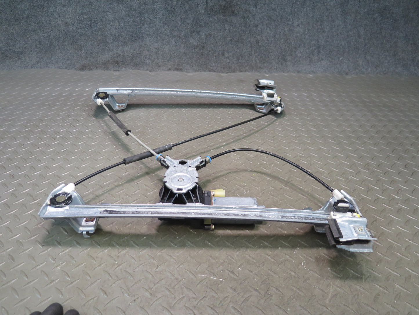 2003-2007 Hummer H2 Front Left Door Window Regulator w Motor
